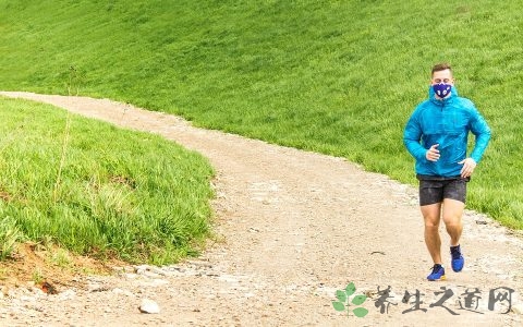 踢足球怎么带球