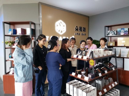 朵薇璐宜兴店热闹开业，乘势打造现代工业风美妆体验	