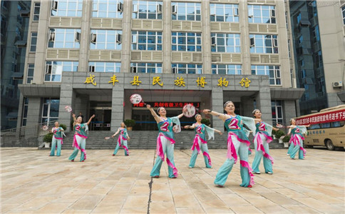 夏季跳广场舞要注意什么 跳广场舞有什么好处 夏季健身的好处