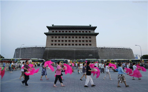 夏季跳广场舞要注意什么 跳广场舞有什么好处 夏季健身的好处