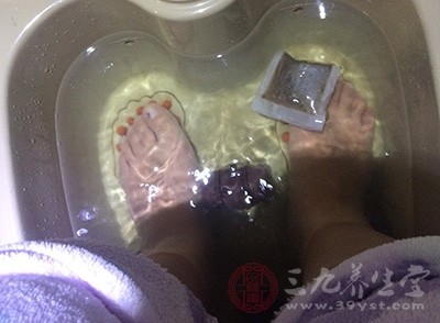 使用热水泡脚对促进血液循环流动有好处，可以赶走体内湿气和寒气