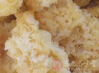 银耳用清水泡20分钟变软后，用手掰成小朵