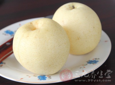 放入梨丁煮5分钟，再放入冰糖和蔓越梅，边搅拌边煮3分钟，至冰糖彻底融化，汤汁浓稠即可