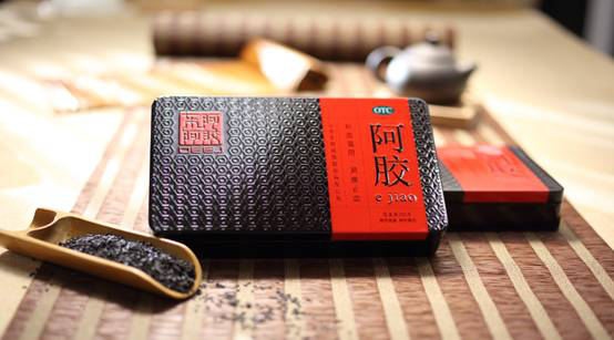 据李时珍的《本草纲目》记载,"阿胶性平味甘,入肝,肾,肺三经,恰符内经