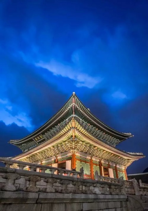 景福宫被称之为韩国的"故宫",,距今已有600多年历史,得名于《诗经》"