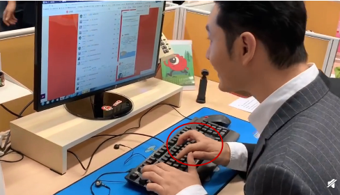 黄晓明一指禅打字 遭工作人员催促