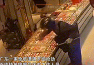 广东一家珠宝店被抢 监控拍下全部过程