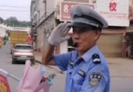 教师目睹学生车祸后原地站岗16年 平民英雄才难得可贵