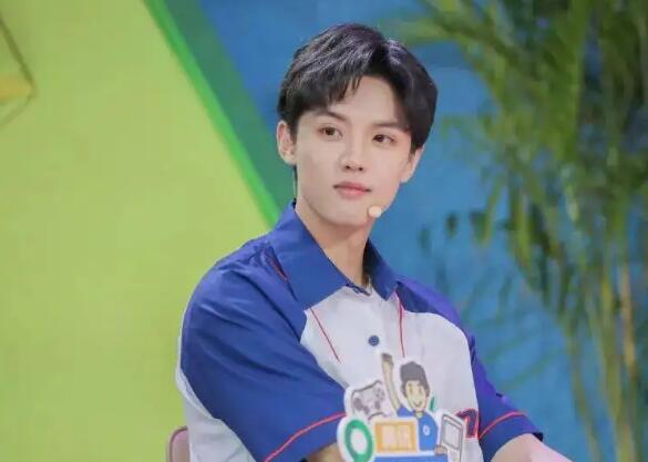 周峻纬毕业于加拿大麦吉尔大学,社会学心理学专业,学历是本科.